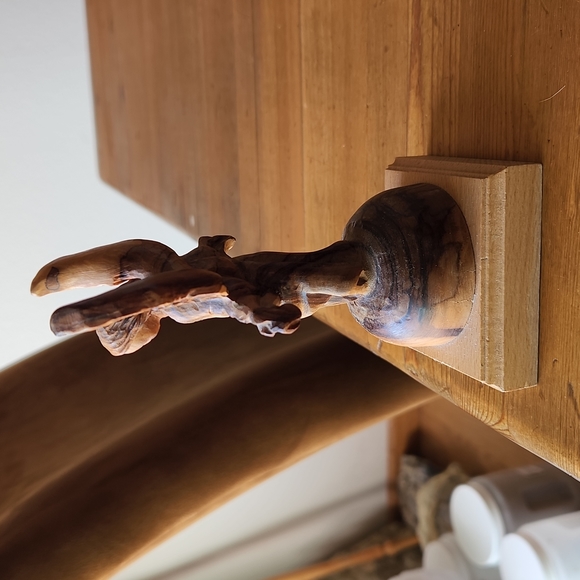 Olive Wood Handcarved Angel from Bethlehem Signed by Art8st 5 7/8" EUC - Picture 4 of 4